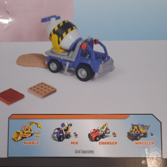 Paw Patrol Rubble & Crew Bark Yard Crane Tower Set with Action Figure & Vehicle - Picture 6 of 9